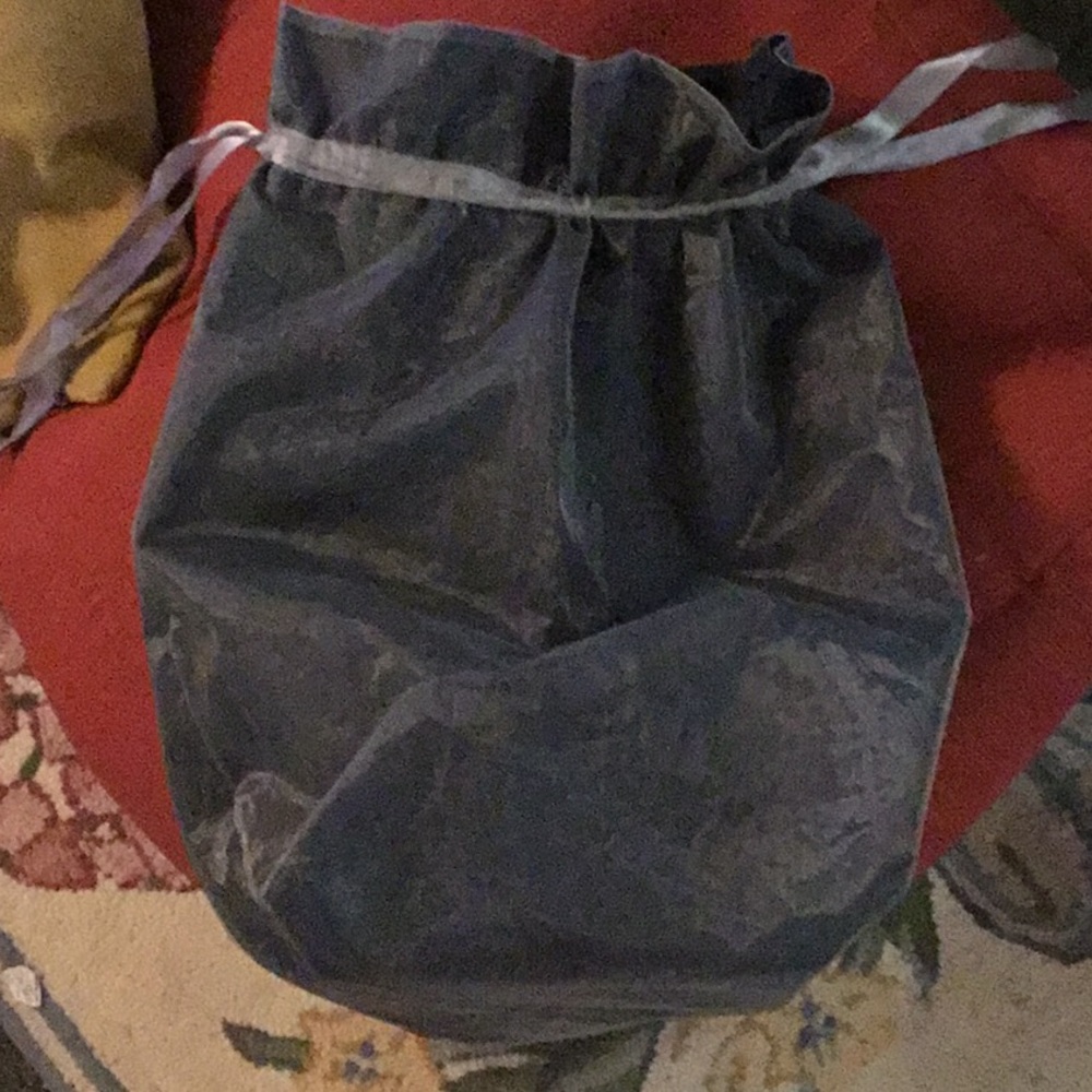 Oversized shoulder bag in shimmery silver metallic